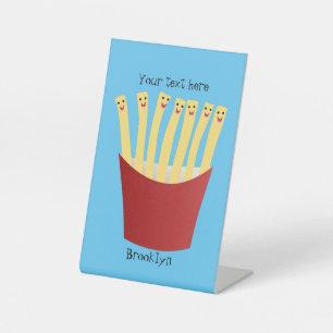 Leuke kawaii frietjes fastfood cartoon illustratie reclamebord met voetstuk