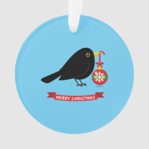 Leuke merel met een kerstbal ornament