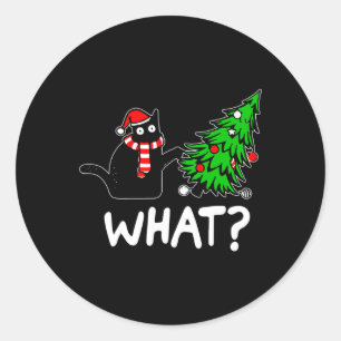 Leuke ondeugende zwarte kat duwen kerstboom over ronde sticker