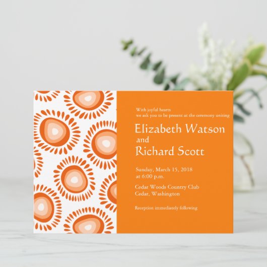 Leuke oranje funky bloemen huwelijksuitnodiging kaart (Staand voorkant)