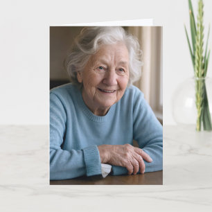 Leuke oude dame voor het krijgen van de oude verja kaart