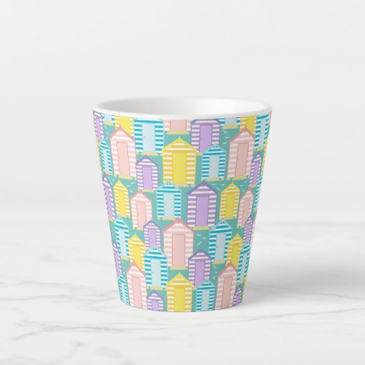 Leuke Pastel Gestreepte Strandhutten op Ocean Blue Latte Mok (Voorkant)
