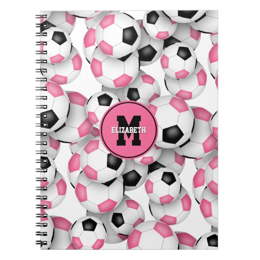 Leuke roze zwarte voetballen monogram notitieboek (Voorkant)