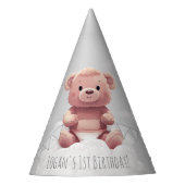 Leuke teddybeer op stapel luiers 1e verjaardag feesthoedjes (Voorkant)