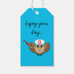 Leuke Verpleegkundige Uil met Spuit Cartoon Teks Cadeaulabel
