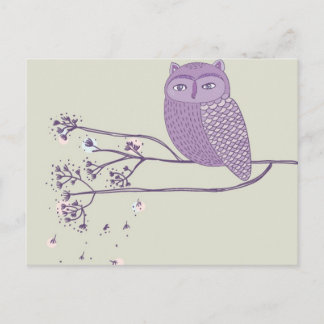 Leuke violette uil op de boomtak briefkaart