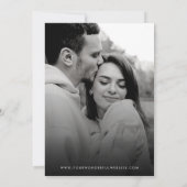 Leuke Whimsical Script Monogram Zwart Witte Trouwd Kaart (Achterkant)