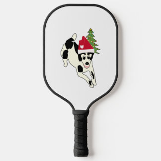 Leuke witte en zwarte hond in Santa Hat Pickleball Paddle