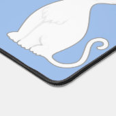 Leuke witte kat animes op lichtblauw bureaumat (Hoek)