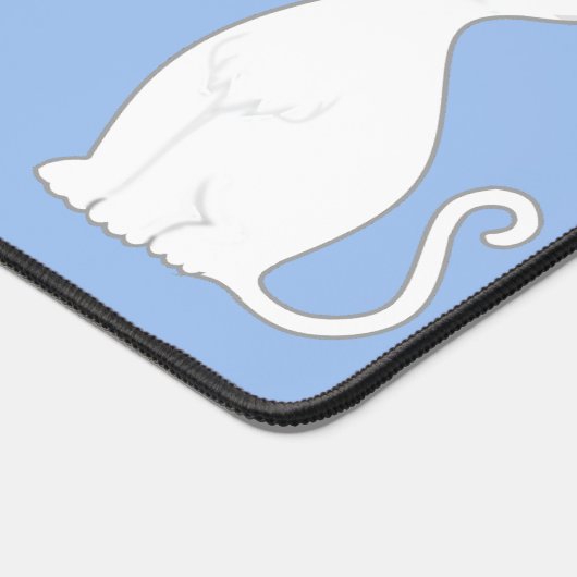 Leuke witte kat animes op lichtblauw bureaumat (Hoek)