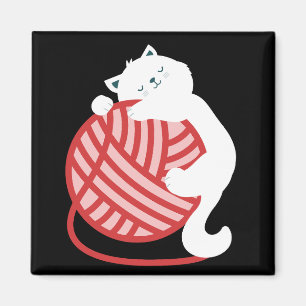 Leuke witte kat met garen bal magneet