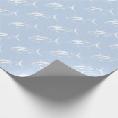 Leuke witte tonijn vis in wit op pastel blauw cadeaupapier (Hoek)