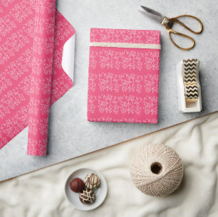 Leuke witte wilde bloemen patroon op roze cadeaupapier