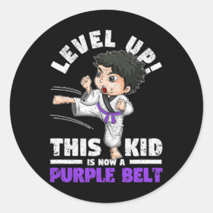 Level omhoog dit kind is nu een paarse band karate ronde sticker