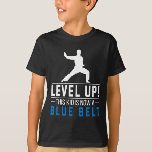 Level Up! Dit kind heeft nu een blauwe band Karate T-shirt