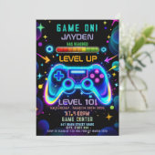Level Up Gamer Birthday Invitation – Neon Game (Debout devant)