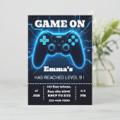 Level Up Gamer Birthday Invitation – Neon Game (Debout devant)