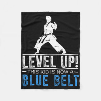 Level Up! This Kid Is Now A Blue Belt Karate Award Fleece Deken