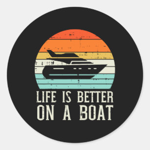 Leven Beter Op Boot Zonsondergang Retro Jacht Kapi Ronde Sticker