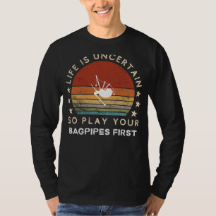 Leven is Onzeker Speel Eerst Op Je Doedelzak Grapp T-shirt