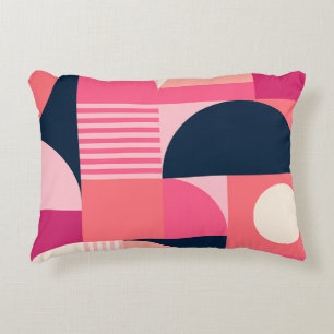 Levend geometrisch abstract patroon met roze marin accent kussen