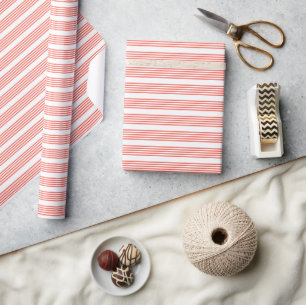 Levend koraal en wit vijf strepen patroon cadeaupapier