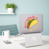 Levend leven zoals elke dag Taco Dinsdag Mexicaans Sticker (Laptop op bureau)