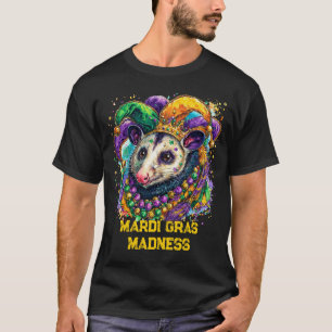 Levend Mardi Gras opossum in narrenmasker en krale T-shirt