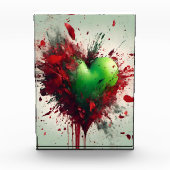 Levendig groen hart met verspreide rode bloemblaad fotoblokken (Voorkant)