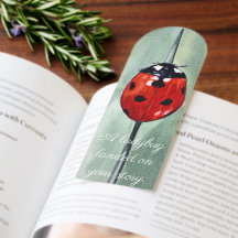 Levendig lieveheersbeestje op groene achtergrond, 