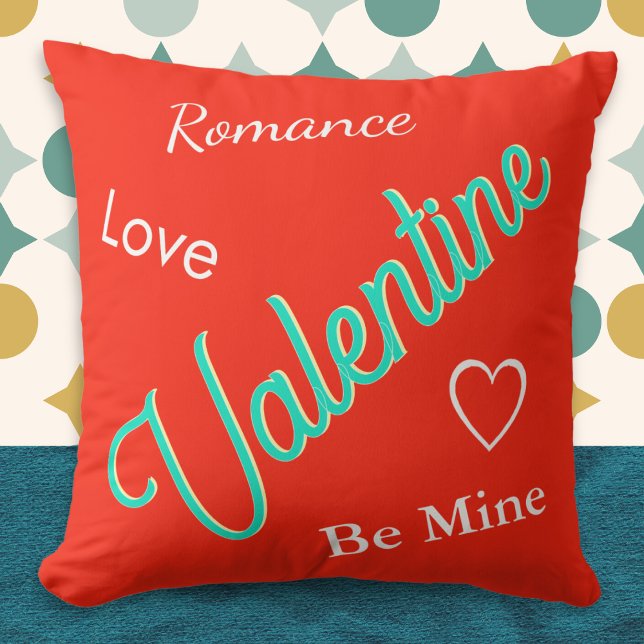 Levendig rood Elegant Custom Message Valentijnsdag Kussen (A bright throw pillow with 'Valentine' in turquoise, romantic words, and custom message on the back)