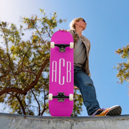 Levendig Roze en Wit Drie Letter Monogram Skateboard (Buiten 1)