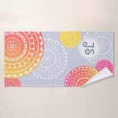 Levendig roze geel willekeurig mandala monogram badhanddoek (Badhanddoek)