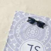 Levendig roze geel willekeurig mandala monogram strandlaken (In situ)