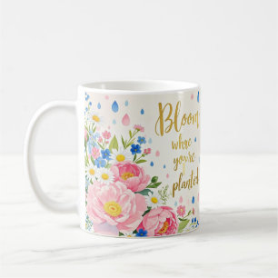 Levendig waterverf boeket van pioenen, madeliefjes koffiemok