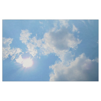 Levendige blauwe hemel met zon en wolkenfoto stof