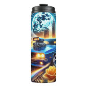 Levendige blauwe spier auto met stad achtergrond thermosbeker (Voorkant)