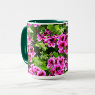 Levendige bloemen: hete roze geraniums op weelderi mok