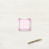 Levendige hete roze bloemen op blozende aangepaste post-it® notes (Op bureau)