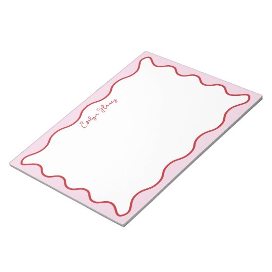 Levendige kleurrijke roze rode golvende zigzagrand notitieblok (Schuin)