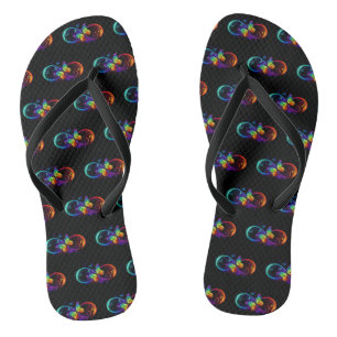 Levendige oneindigheid met regenboogvlinder op zwa teenslippers
