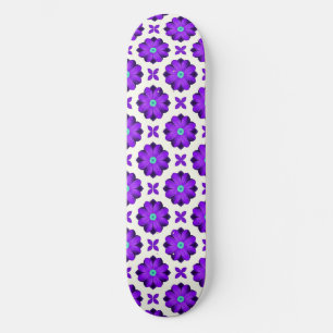 Levendige paarse bloemen en bladmotieven skateboard