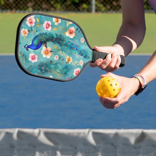 Levendige pauw met veren en weelderige bloemen pickleball paddle (Insitu)