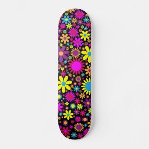 Levendige psychedelische bloemen in Bloom-67566 Skateboard