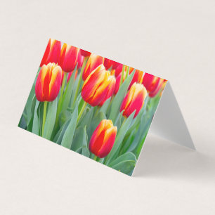 Levendige rode en gele tulpen in de lentetuin visitekaartjes