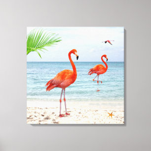 Levendige rode flamingo's en palm op het strand canvas afdruk