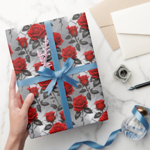 Levendige rode rozen op een metalen zilveren achte cadeaupapier