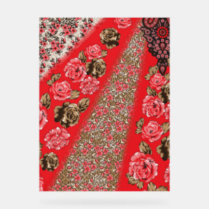 Levendige rode stof met ingewikkelde bloemen en acryl bord