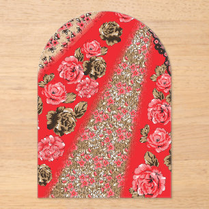 Levendige rode stof met ingewikkelde bloemen en acryl uitnodigingen