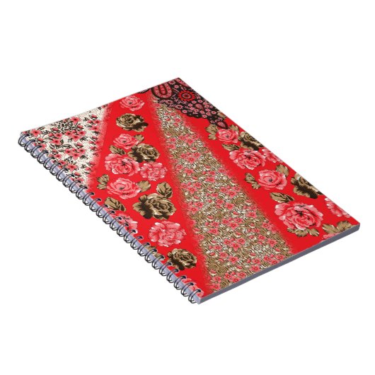 Levendige rode stof met ingewikkelde bloemen en notitieboek (Rechterzijde)